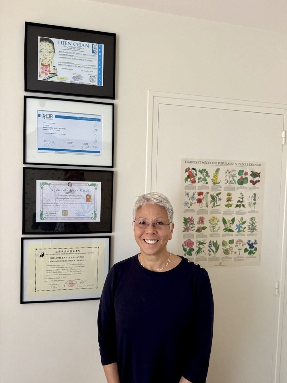 Maï Saint-Martin, réflexologue, souriante devant ses diplômes