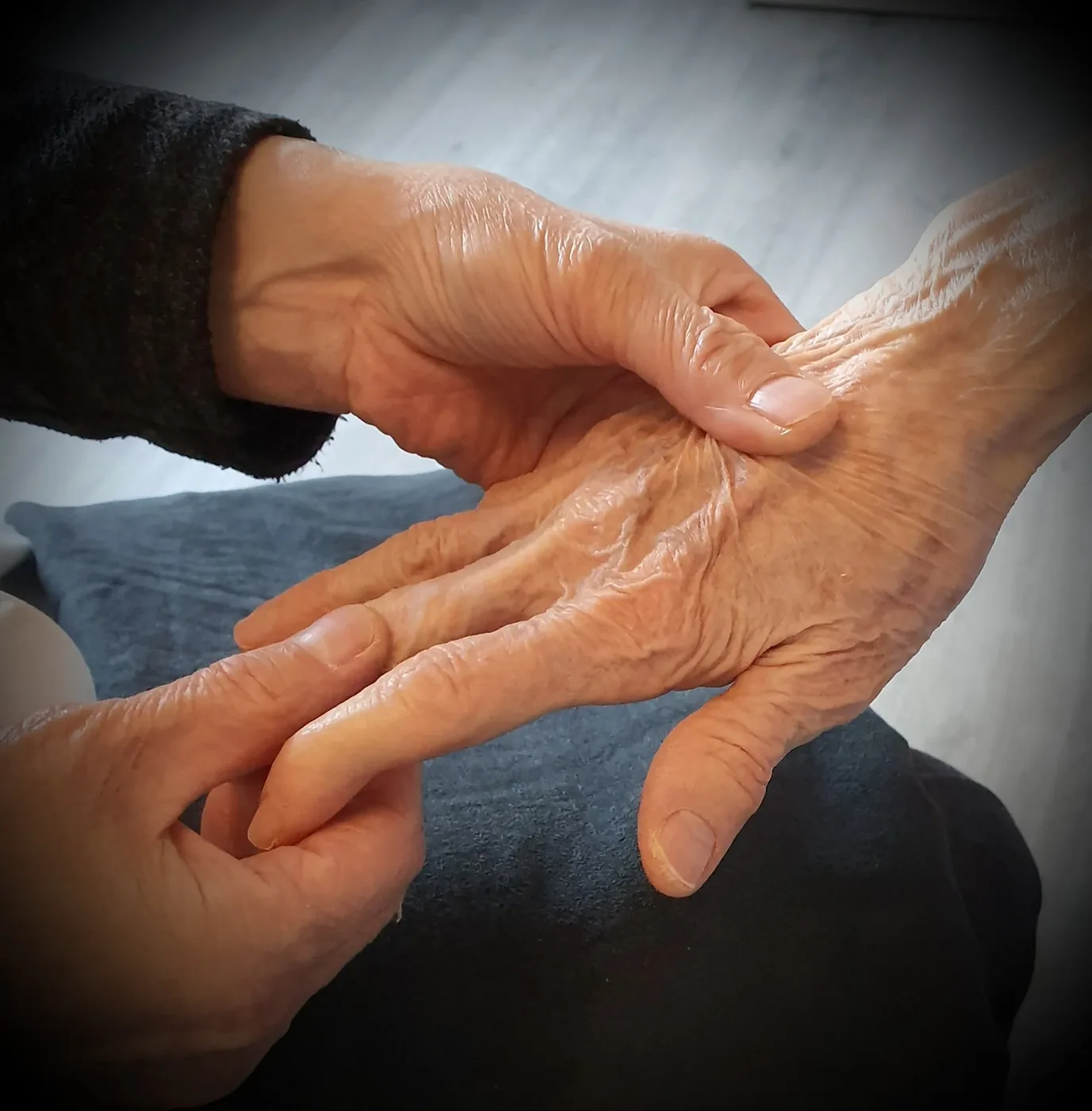 Pression du pouce sur la paume d’une main lors d’une séance de réflexologie